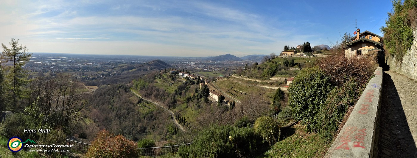 36 Da Via Monte Bastia vista panoramica su Via del Rione, altre vie  e oltre.jpg
